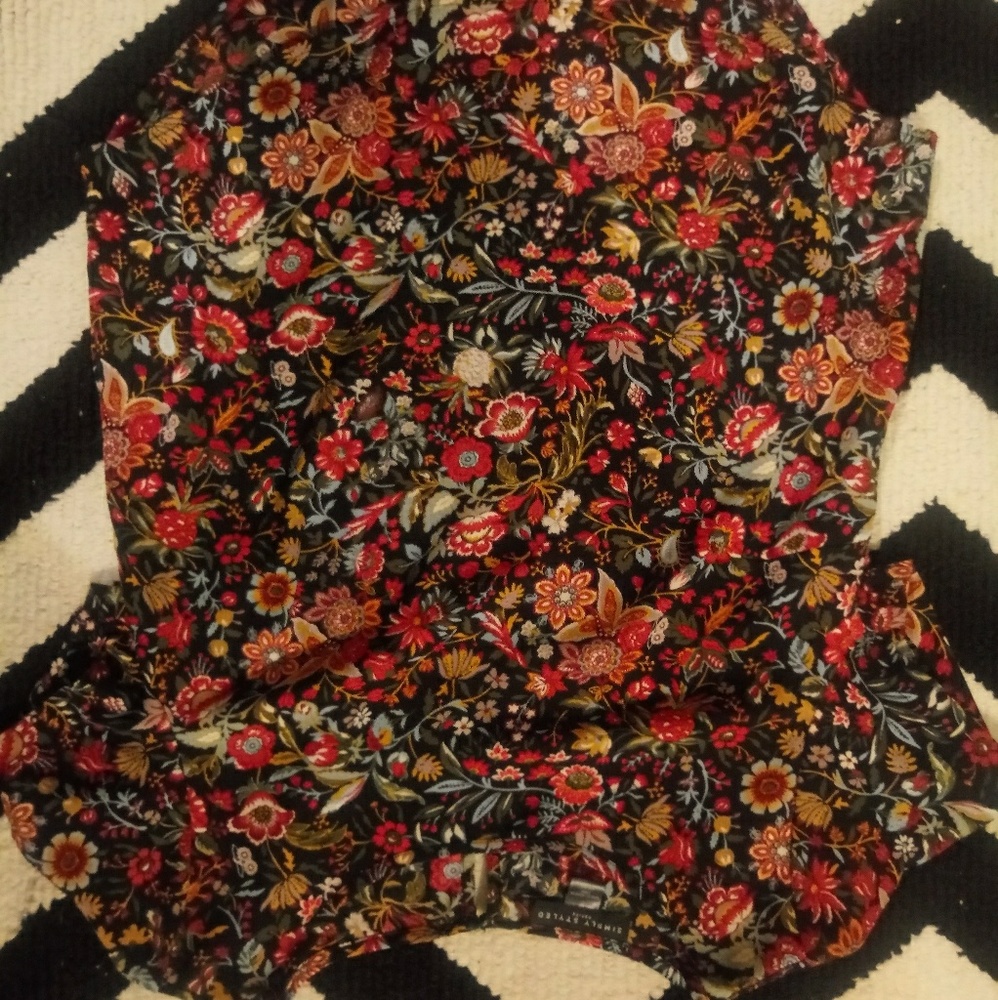 NWOT SIMPLY STYLED FLORAL BLOUSE